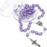 Terço Cristal Acrílico Nossa Senhora das Graças Lilás: proteção espiritual, elegância e devoção no seu dia a dia.