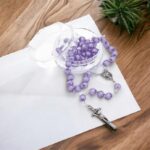 Terço Cristal Acrílico Nossa Senhora das Graças Lilás: proteção espiritual, elegância e devoção no seu dia a dia. - Imagem 2