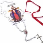 Terço Cristal Transparente Santas Chagas com folheto de oração, símbolo de fé para cura, libertação e devoção cristã.