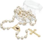 Terço Cruz Dourada 8mm Branco com Nossa Senhora Aparecida e caixa acrílica, ideal para devoção e presente religioso.