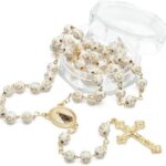 Terço Cruz Dourada 8mm Branco com Nossa Senhora Aparecida e caixa acrílica, ideal para devoção e presente religioso.