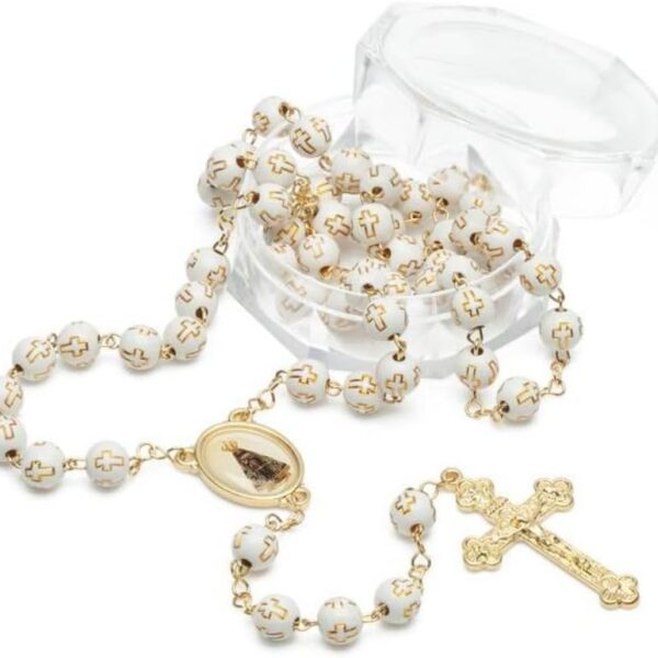 Terço Cruz Dourada 8mm Branco com Nossa Senhora Aparecida e caixa acrílica, ideal para devoção e presente religioso.