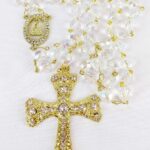 Terço De Noiva Cristal Boreal 10mm Dourado com acabamento elegante, strass e caixa de veludo para uma compra especial.