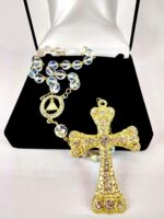 Terço De Noiva Cristal Boreal 10mm Dourado com acabamento elegante, strass e caixa de veludo para uma compra especial. - Imagem 2