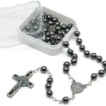 Terço Hematita 6mm Inox São Bento: fé, proteção e elegância em um acessório resistente para sua devoção.