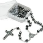 Terço Hematita 6mm com Cruz Inox e São Bento: fé, proteção e devoção para sua oração diária.