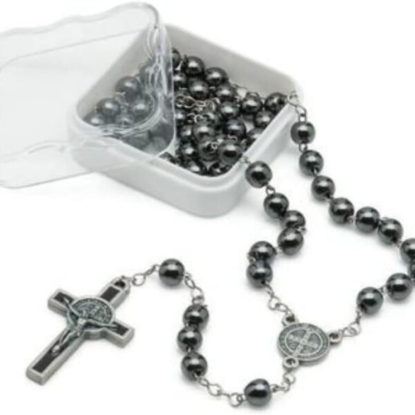 Terço Hematita 6mm com Cruz Inox e São Bento: fé, proteção e devoção para sua oração diária.