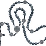Terço Hematita 8mm Cordão São Bento: proteção, fé e devoção em um acessório elegante para rezar o terço.
