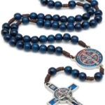 Terço Madeira Azul 10mm São Bento com cordão marrom e cruz metal resinada, ideal para oração e devoção.