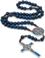 Terço Madeira Azul 10mm São Bento com cordão marrom e cruz metal resinada, ideal para oração e devoção.