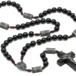 Terço Madeira Preta 10MM com Mistérios Ônix: prático, resistente e ideal para rezar o rosário com orientação dos mistérios do dia.