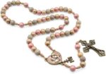 Terço Madeira Rosa Claro 8mm com medalha Mãe de Todas as Mães e cordão reforçado para devoção e presente especial