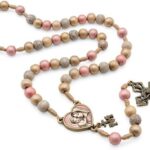 Terço Madeira Rosa Claro 8mm com medalha Mãe de Todas as Mães e cordão reforçado para devoção e presente especial