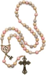 Terço Madeira Rosa Claro 8mm com medalha Mãe de Todas as Mães e cordão reforçado para devoção e presente especial - Imagem 2