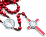 Terço Madeira Vermelho 10mm São Bento com Cruz Metal RES COLOR, ideal para devoção e uso diário. - Imagem 2