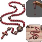 Terço Madeira Vermelho 8mm: devoção, acabamento premium e cordão católico para sua oração diária.