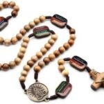 Terço Nossa Senhora Aparecida 57cm com contas em madeira imbuia e mistérios resinados para sua devoção diária.