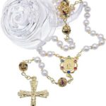 Terço Nossa Senhora Aparecida com pérolas e strass dourado, ideal para devoção com elegância.