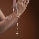Terço Nossa Senhora Aparecida com pérolas e strass dourado, ideal para devoção com elegância. - Imagem 2