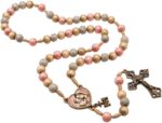 Terço Nossa Senhora Mãe de Todas as Mães em madeira 8mm, com crucifixo e entremeio coração resinados, ideal para devoção e oração.