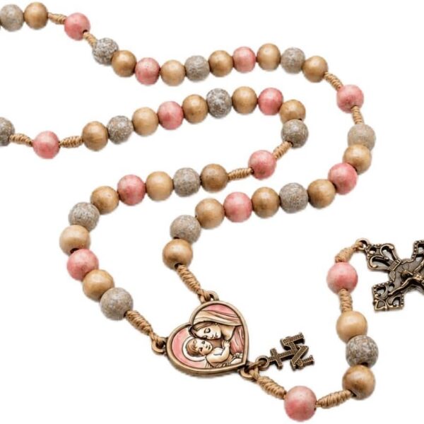 Terço Nossa Senhora Mãe de Todas as Mães em madeira 8mm, com crucifixo e entremeio coração resinados, ideal para devoção e oração.