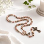 Terço Nossa Senhora Mãe de Todas as Mães em madeira 8mm, com crucifixo e entremeio coração resinados, ideal para devoção e oração. - Imagem 2