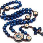 Terço Nossa Senhora das Graças com Flor de Margarida para oração e devoção diária, ideal para presentear com fé e beleza.