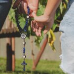 Terço Nossa Senhora das Graças com Flor de Margarida para oração e devoção diária, ideal para presentear com fé e beleza. - Imagem 2