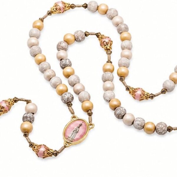Terço Nossa Senhora de Fátima Madeira 8mm Católico com Crucifixo Dourado para oração e devoção diária
