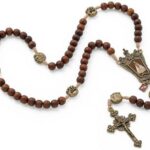 Terço Nossa Senhora de Nazaré 42cm em madeira 8mm com berlinda, mãos e cordão dourado para fé e devoção diária