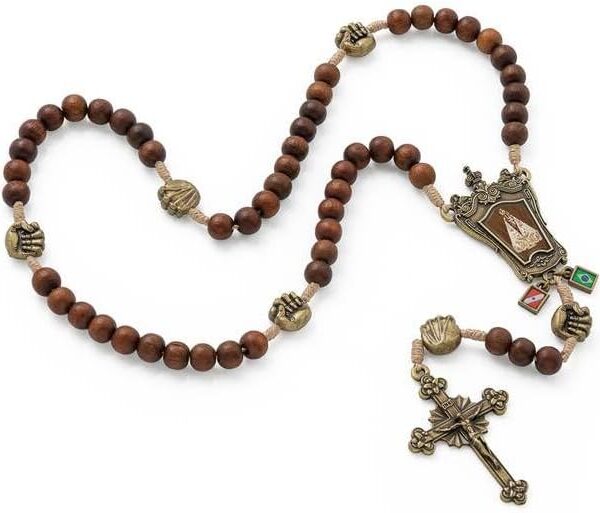 Terço Nossa Senhora de Nazaré 42cm em madeira 8mm com berlinda, mãos e cordão dourado para fé e devoção diária