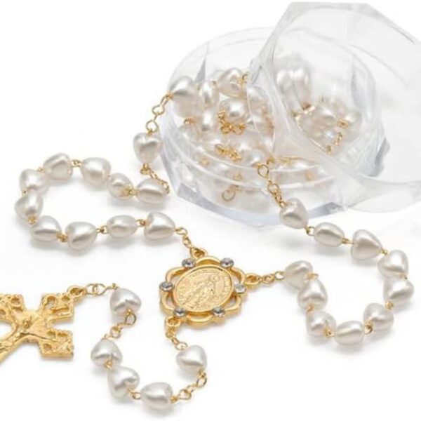 Terço Pérola Coração Dourado com Strass, beleza e devoção para sua oração diária.