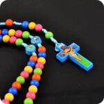 Terço Rosário Infantil Colorido para Crianças: ideal para catequese e oração, com contas leves e fáceis de manusear - Imagem 2
