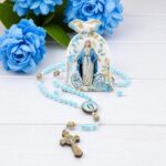 Terço Rosário Nossa Senhora das Graças em resina azul com saquinho estampado, ideal para oração e devoção diária. - Imagem 2