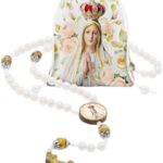 Terço Rosário Nossa Senhora de Fátima em resina branca com saquinho estampado: fé, proteção e elegância para suas orações.