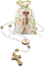 Terço Rosário Nossa Senhora de Fátima em resina branca com saquinho estampado: fé, proteção e elegância para suas orações.
