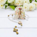Terço Rosário Nossa Senhora de Fátima em resina branca com saquinho estampado: fé, proteção e elegância para suas orações. - Imagem 2