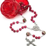 Terço Santa Terezinha perfumado de rosas, inox e madeira, com caixinha flor. Presente especial e delicado para devoção.