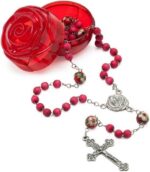 Terço Santa Terezinha perfumado de rosas, inox e madeira, com caixinha flor. Presente especial e delicado para devoção.