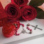 Terço Santa Terezinha perfumado de rosas, inox e madeira, com caixinha flor. Presente especial e delicado para devoção. - Imagem 2