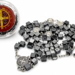 Terço São Bento de Hematita com medalha e caixinha: fé, proteção e presente especial.