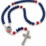 Terço São Carlo Acutis com cordão resistente e design devocional, ideal para oração e devoção diária