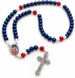 Terço São Carlo Acutis com cordão resistente e design devocional, ideal para oração e devoção diária