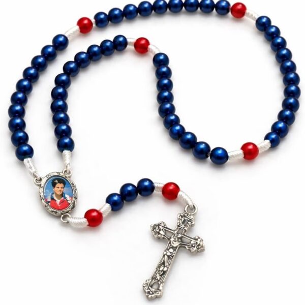 Terço São Carlo Acutis com cordão resistente e design devocional, ideal para oração e devoção diária