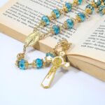 Terço azul celeste São Bento 10 mm banhado a ouro, rosário com medalha milagrosa e crucifixo para compra segura e elegante - Imagem 2