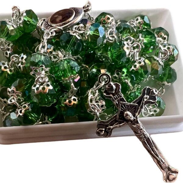 Terço católico LION OF JUDAH MARKET com contas de cristal verde e terra sagrada para fé e devoção diária