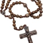 Terço católico de madeira sagrada com cruz e medalha de Maria, feito à mão e ideal para oração diária