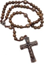 Terço católico de madeira sagrada com cruz e medalha de Maria, feito à mão e ideal para oração diária