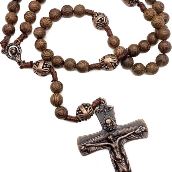Terço católico de madeira sagrada com cruz e medalha de Maria, feito à mão e ideal para oração diária