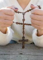 Terço católico de madeira sagrada com cruz e medalha de Maria, feito à mão e ideal para oração diária - Imagem 2